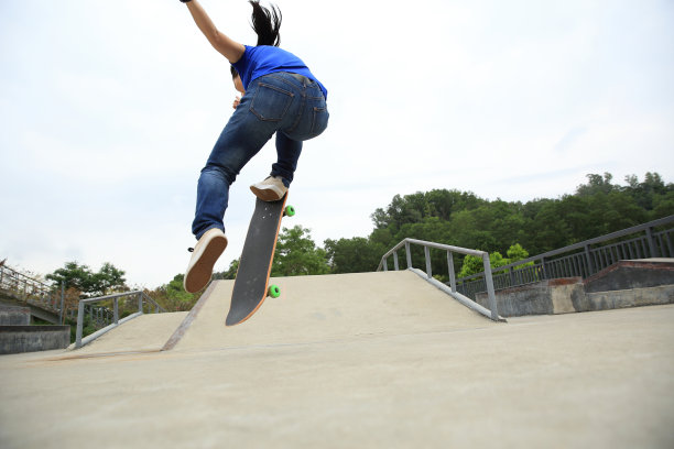 在滑板公园玩滑板的人图片下载