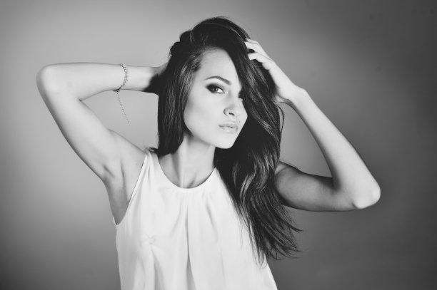 年轻漂亮女人的肖像。图片下载