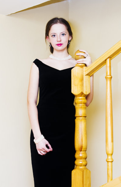 穿着晚礼服的女孩图片下载