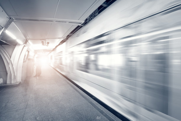 移动的火车图片下载