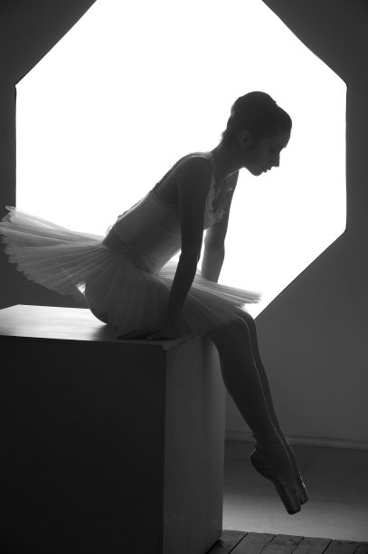 立方体上的芭蕾舞者图片下载