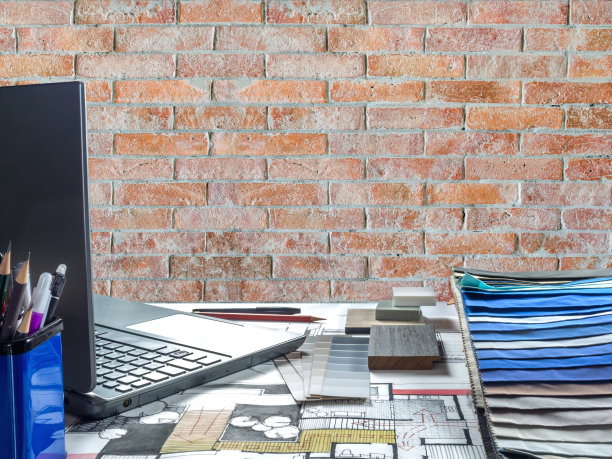 建筑师和室内设计师在现代办公室设计工作台图片下载