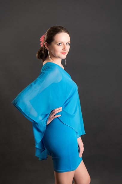 穿蓝色裙子的女孩图片下载