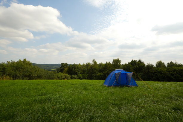 在草地上露营图片下载