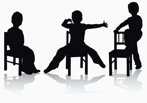 椅子上的小男孩图片下载