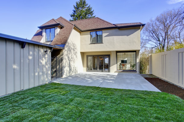 英语家教房子外部。后院的观点图片下载