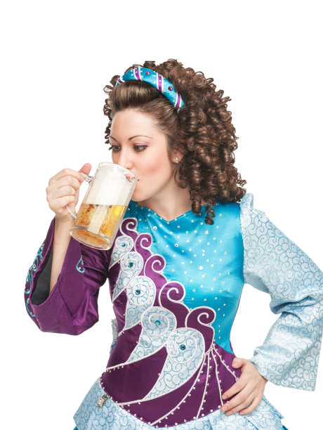爱尔兰舞蹈演员喝啤酒图片下载