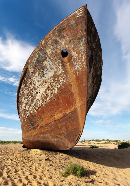 莫纳克-咸海附近沙漠中的船只图片下载