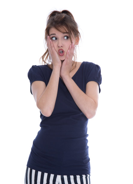 震惊孤立的年轻女子在恐慌中看向一边。图片下载