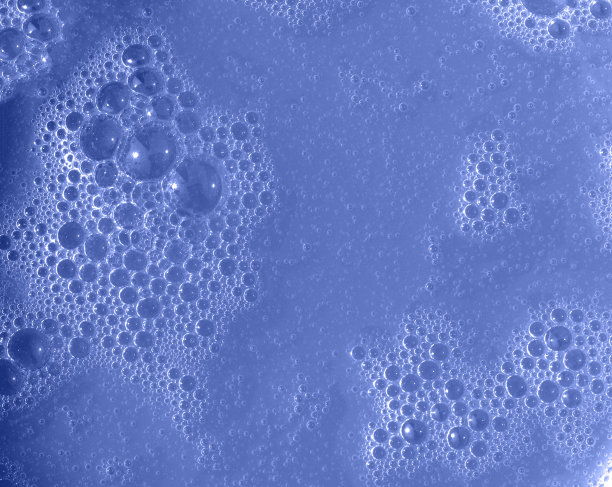 背景蓝色的肥皂泡沫和气泡图片下载