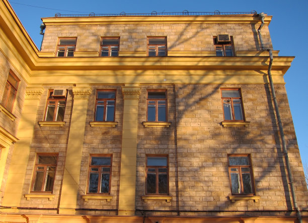 这座建筑的墙是用黄砖砌成的图片下载