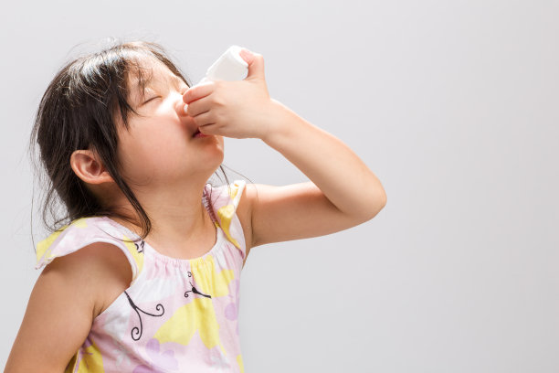 背景资料/使用鼻喷剂的儿童图片下载