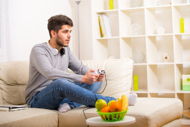 年轻人在家里玩电子游戏图片下载