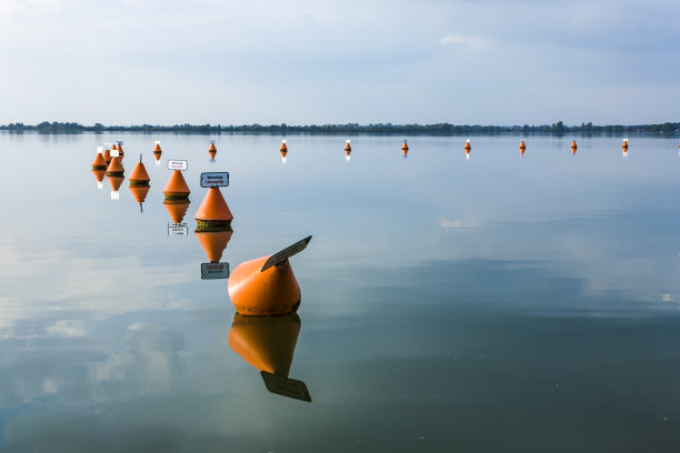 阿尔特米尔湖的堰与风景反射图片下载