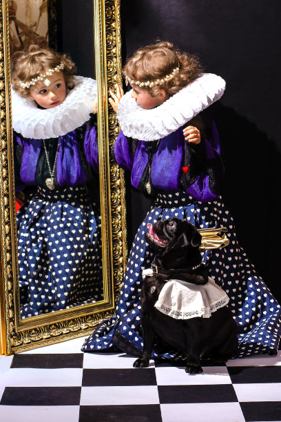 可爱的小女孩有一颗心和一只加冕的狗图片下载