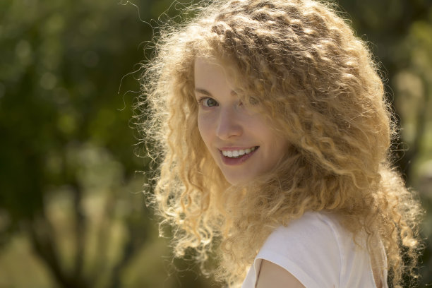 漂亮的女人户外图片下载