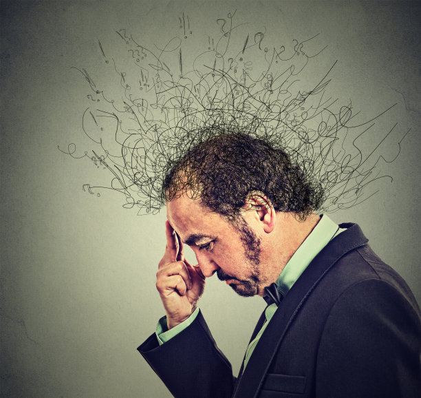 男人焦虑紧张的脸，大脑融化成线条图片下载