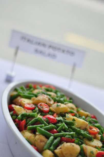 端上一碗意大利土豆沙拉图片下载