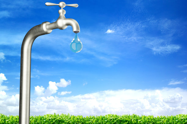 带有水滴和蓝天背景的水龙头图片下载