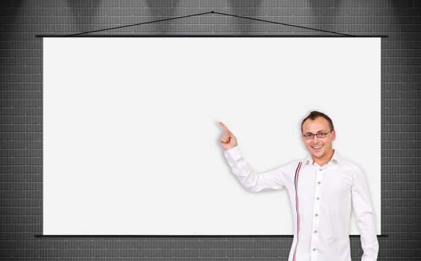 男子指着海报图片下载