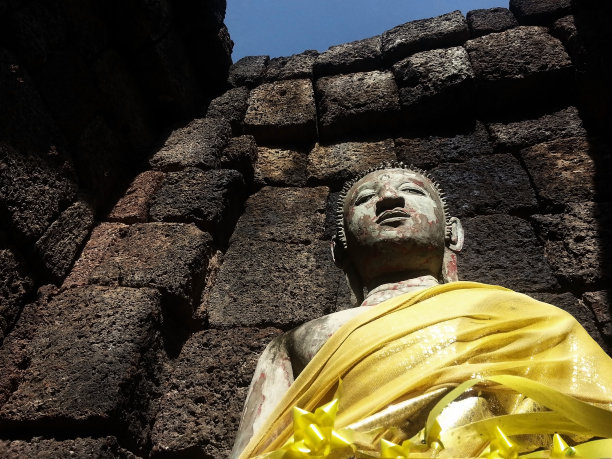 城堡岩上的佛像画像图片下载