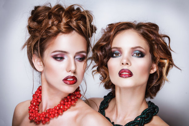 两个漂亮的女朋友，金发的和黑发的图片下载