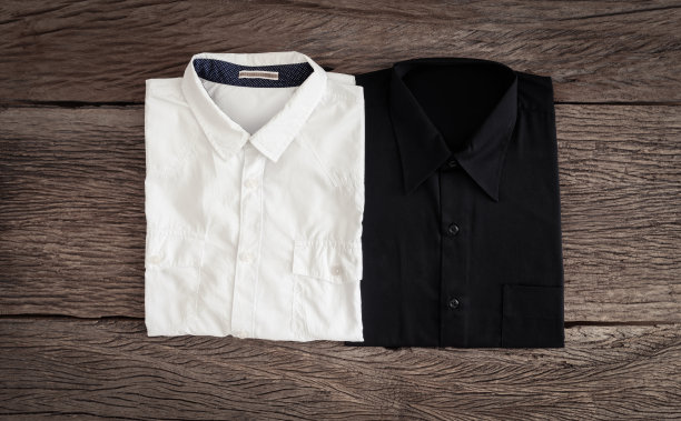 木质背景的衬衫图片下载