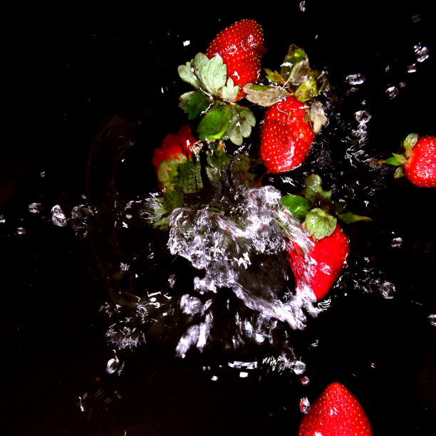 飞溅水-草莓图片下载