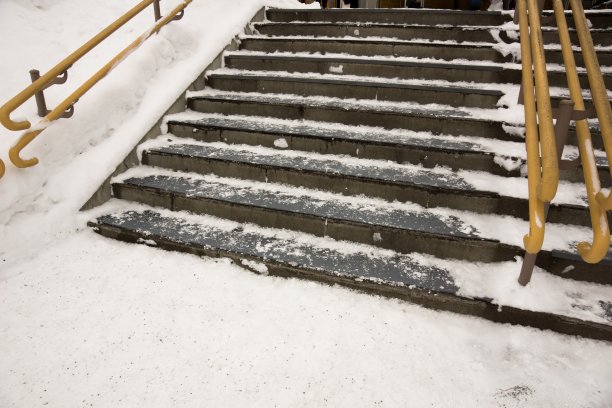 冰雪覆盖的楼梯图片下载