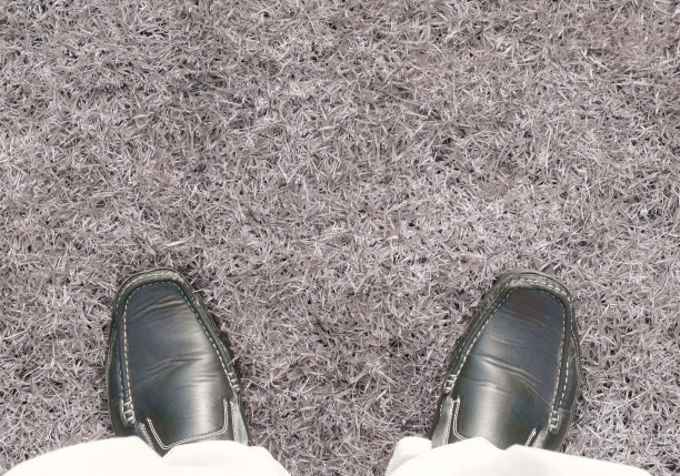 人站在干草上图片下载