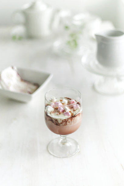 巧克力奶昔配迷你棉花糖图片下载