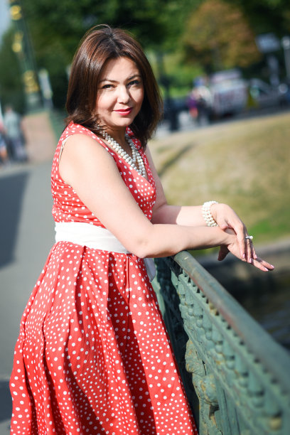 在公园散步的女人图片下载