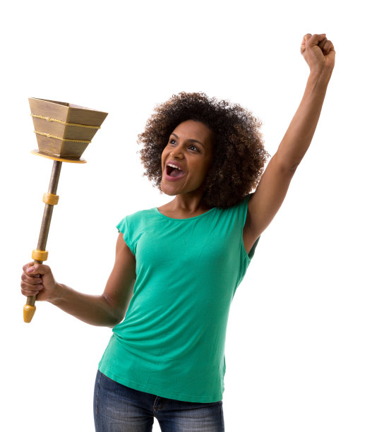 一名巴西妇女在白色背景上举着火炬图片下载