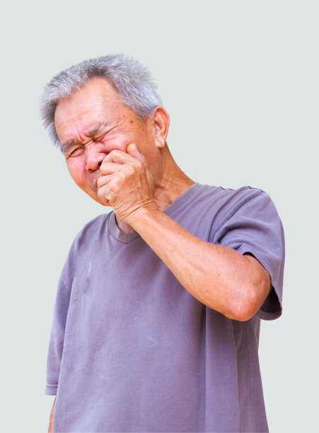 老人用手捂着嘴假装牙痛。图片下载