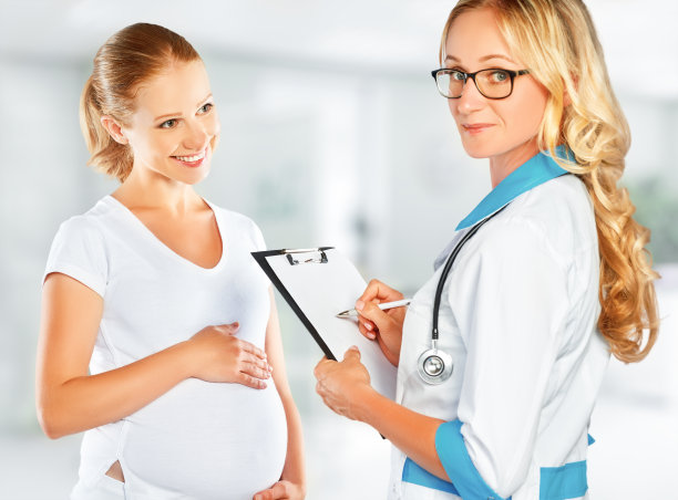 孕妇在医生的接待处图片下载