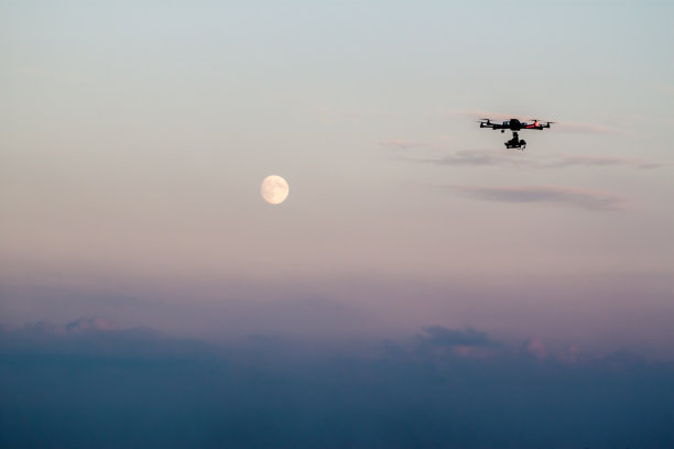 专业的无人机飞行图片下载