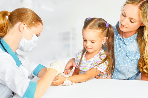 儿科医生为儿童接种疫苗素材图片