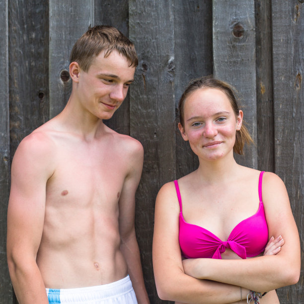 青少年喜欢花时间在一起图片下载