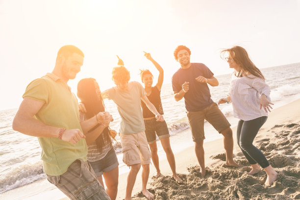一群朋友在海滩上玩图片下载