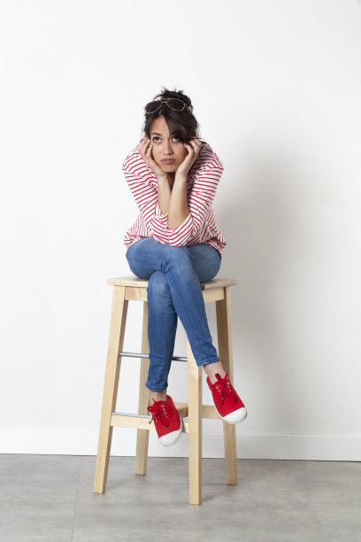 想想20多岁的多民族女学生在无聊中寻找灵感图片下载