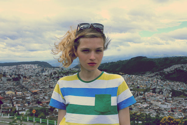 可爱的少女欣赏城市风景，厄瓜多尔基多图片下载