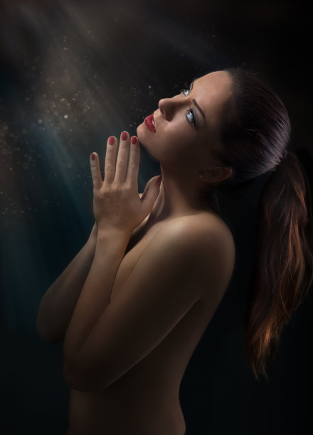 美丽的女孩祈祷图片下载