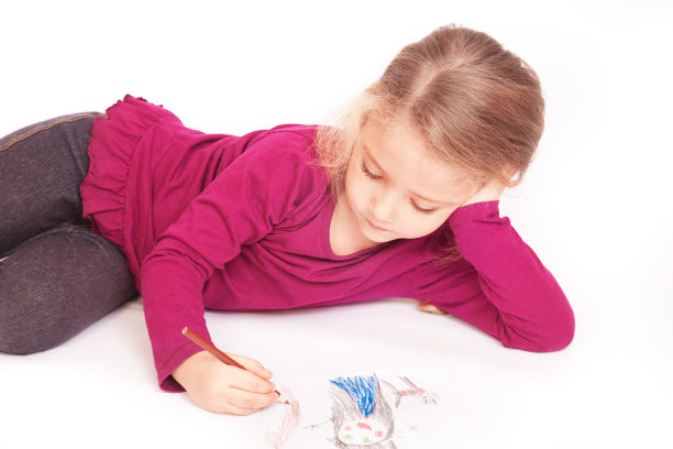 可爱的小女孩在地板上画铅笔图片下载