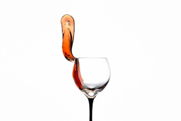 葡萄酒被倒进玻璃杯的特写图片下载