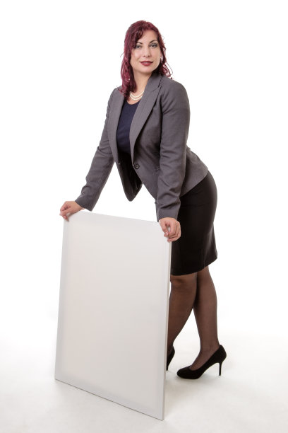 一个女人双手靠在一块空白的牌子上图片下载