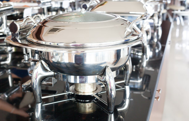 不锈钢碗和酒店餐厅的清洁。图片下载