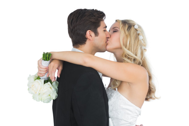 幸福迷人的已婚夫妇摆出亲吻对方的姿势图片下载