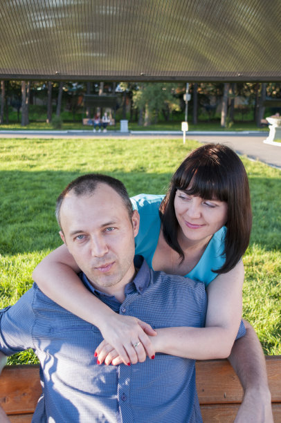 女人看着男人图片下载