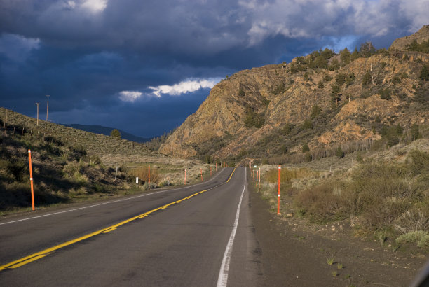 乌云笼罩着加州的道路图片下载