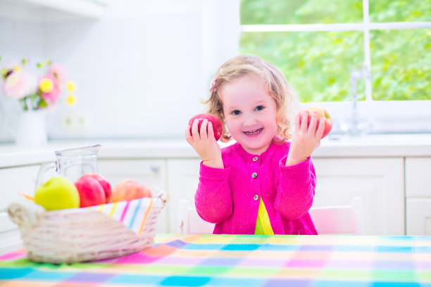 美丽的小女孩在吃苹果图片下载